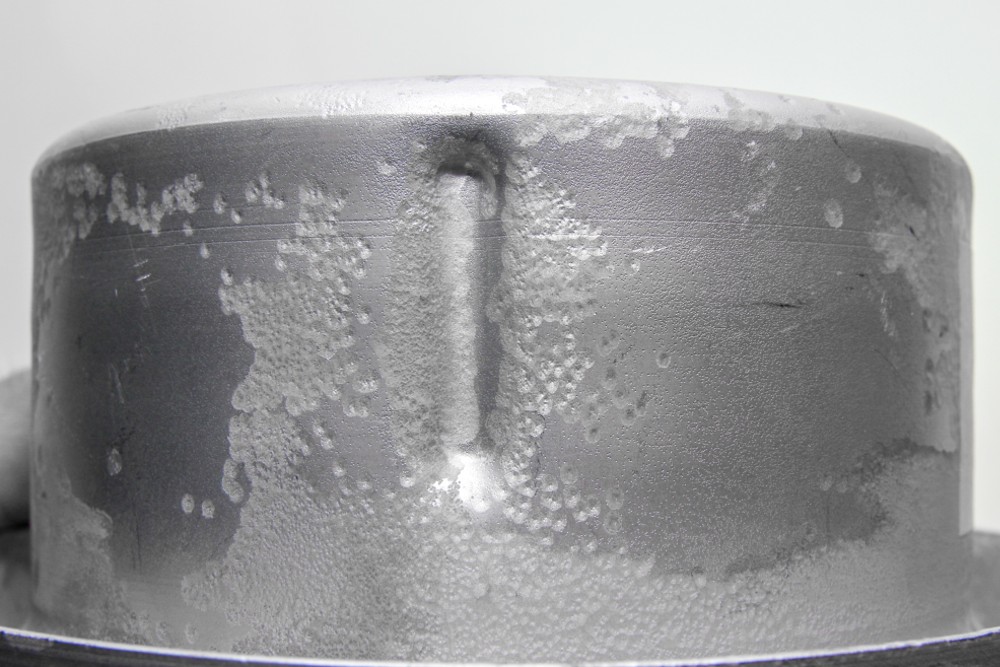 Depressioni  su un pezzo di metallo causate dalle contaminazioni da stagno nel bagno di decapaggio.
